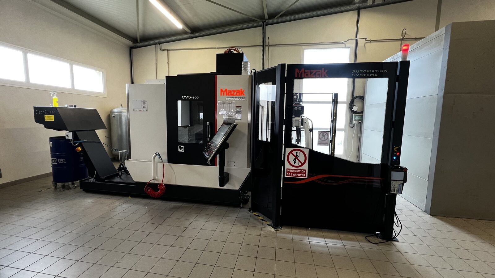 Centre d'usinage 5 axes Mazak CV5-500 équipé d'un robot de chargement et déchargement, installé chez Sud Précision en 2025